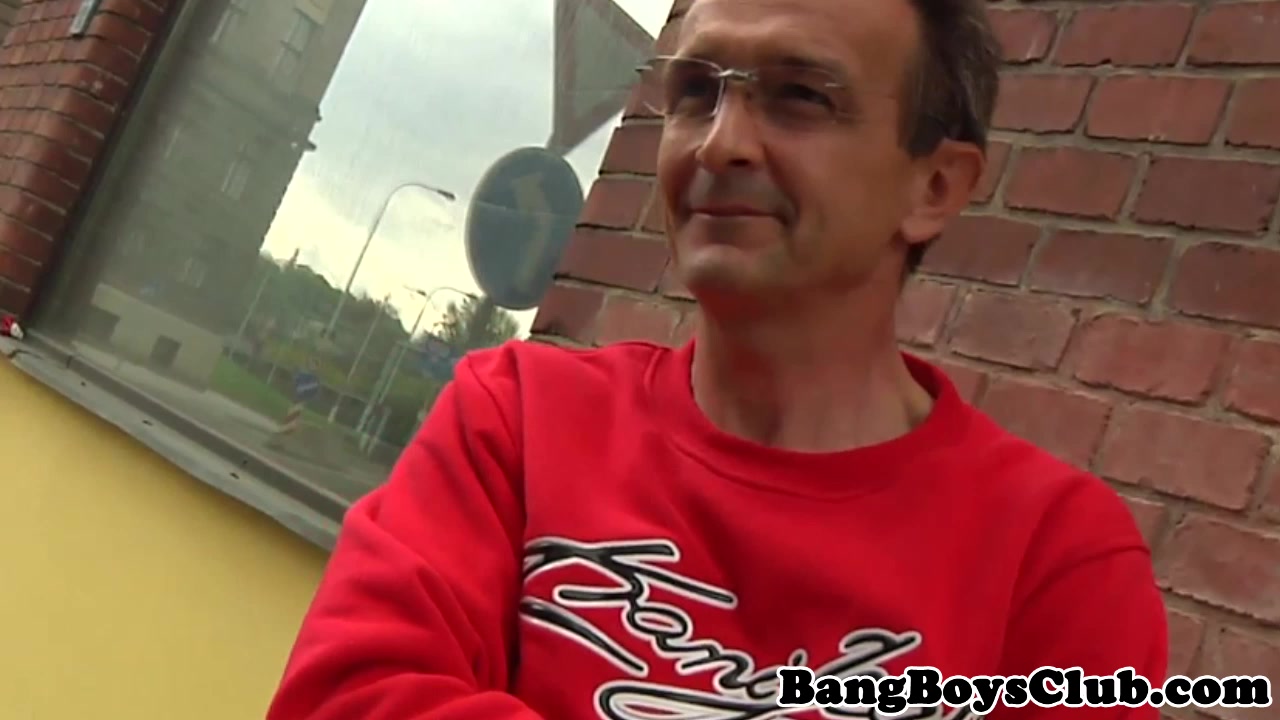 Euro amateur cocksucked by older guy