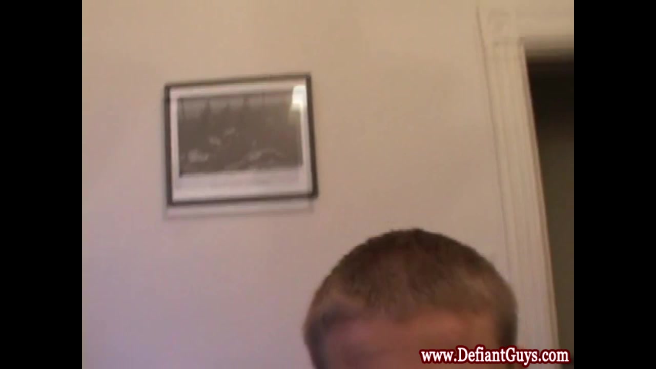 Twink skater fingers asshole and wanks off