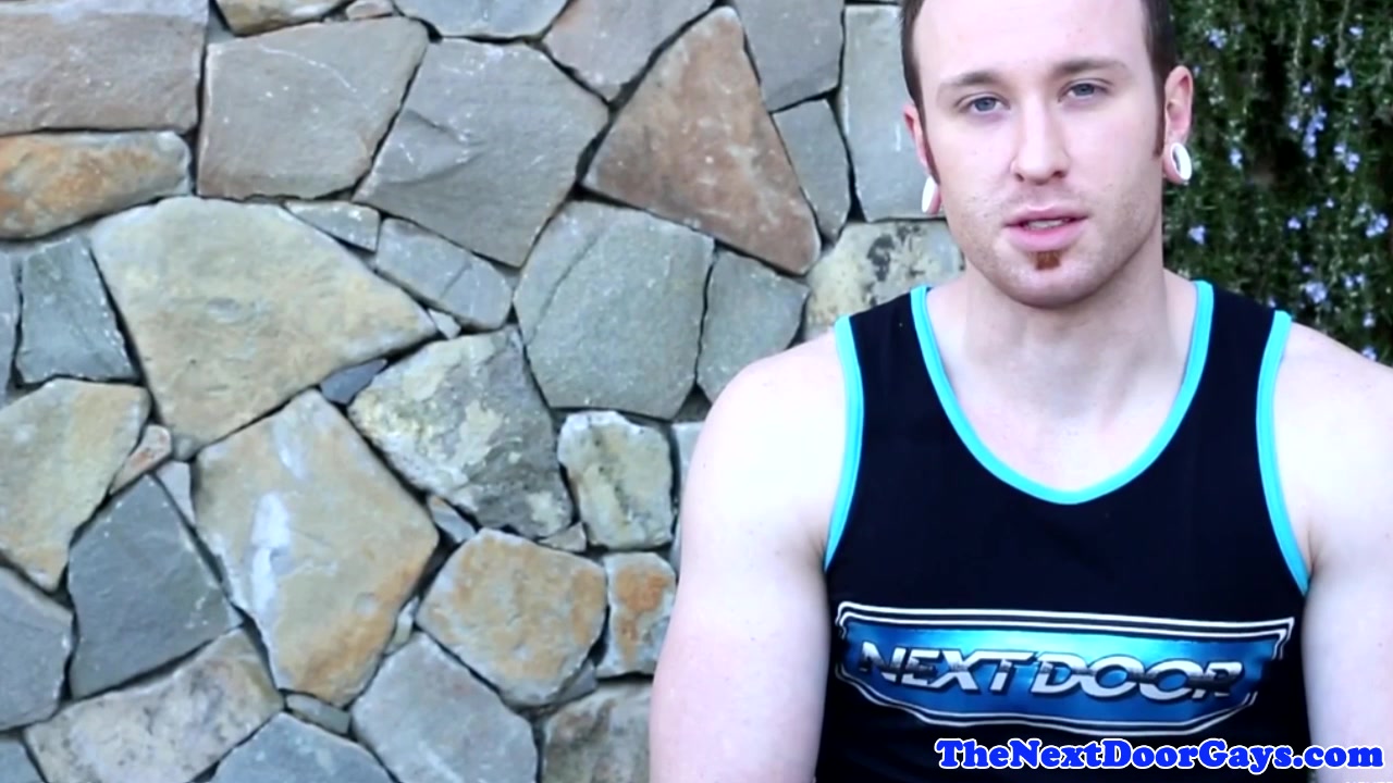 Solo muscle jock tugging his big cock