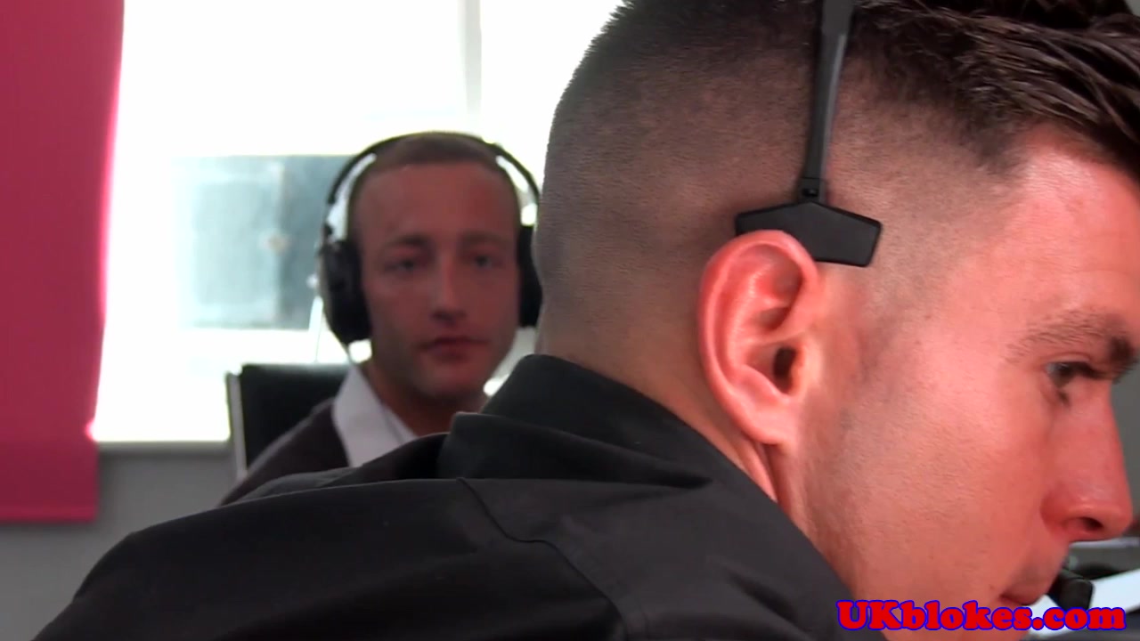 Englishman brownnose getting facial after threeway