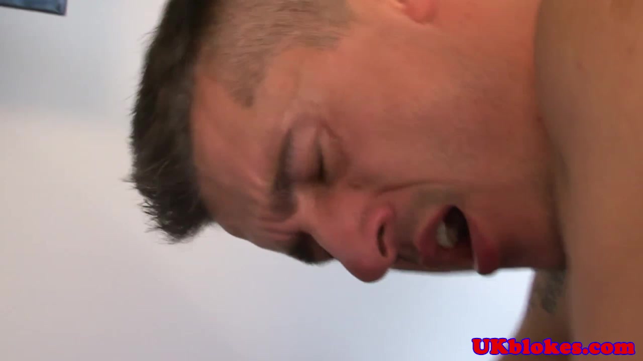 Tattooed uk bear cums over london lad