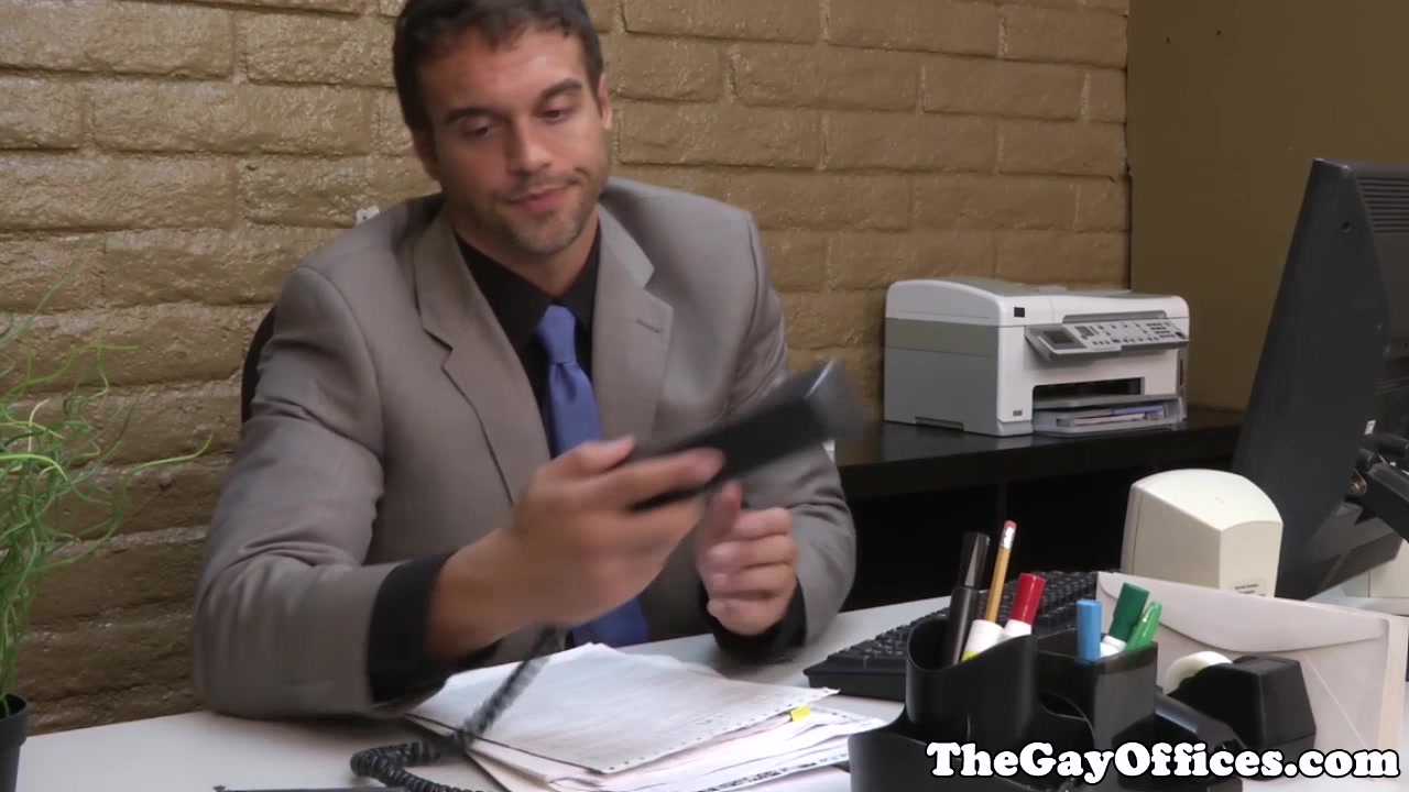 Muscled hunk penetrated in ass by boss