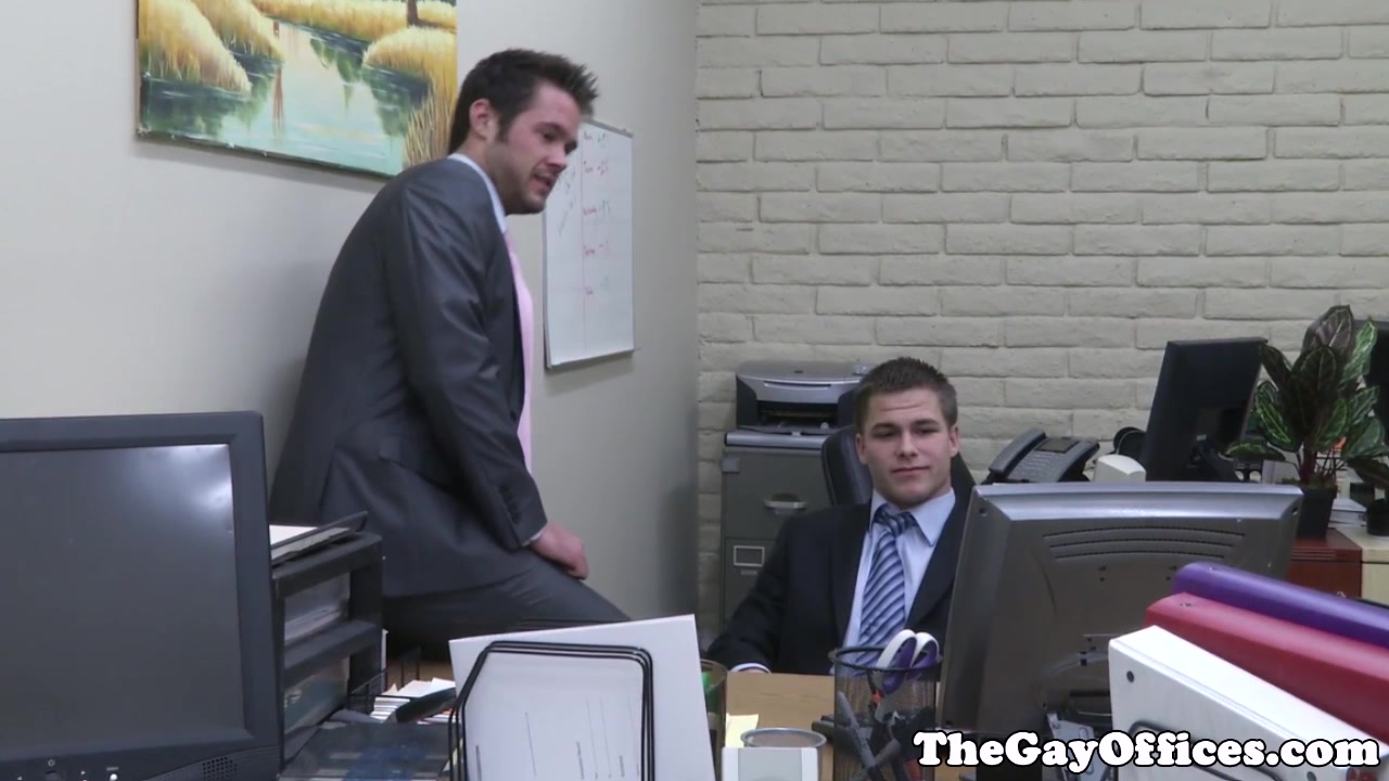 Officehunk assfucks receptionist over desk