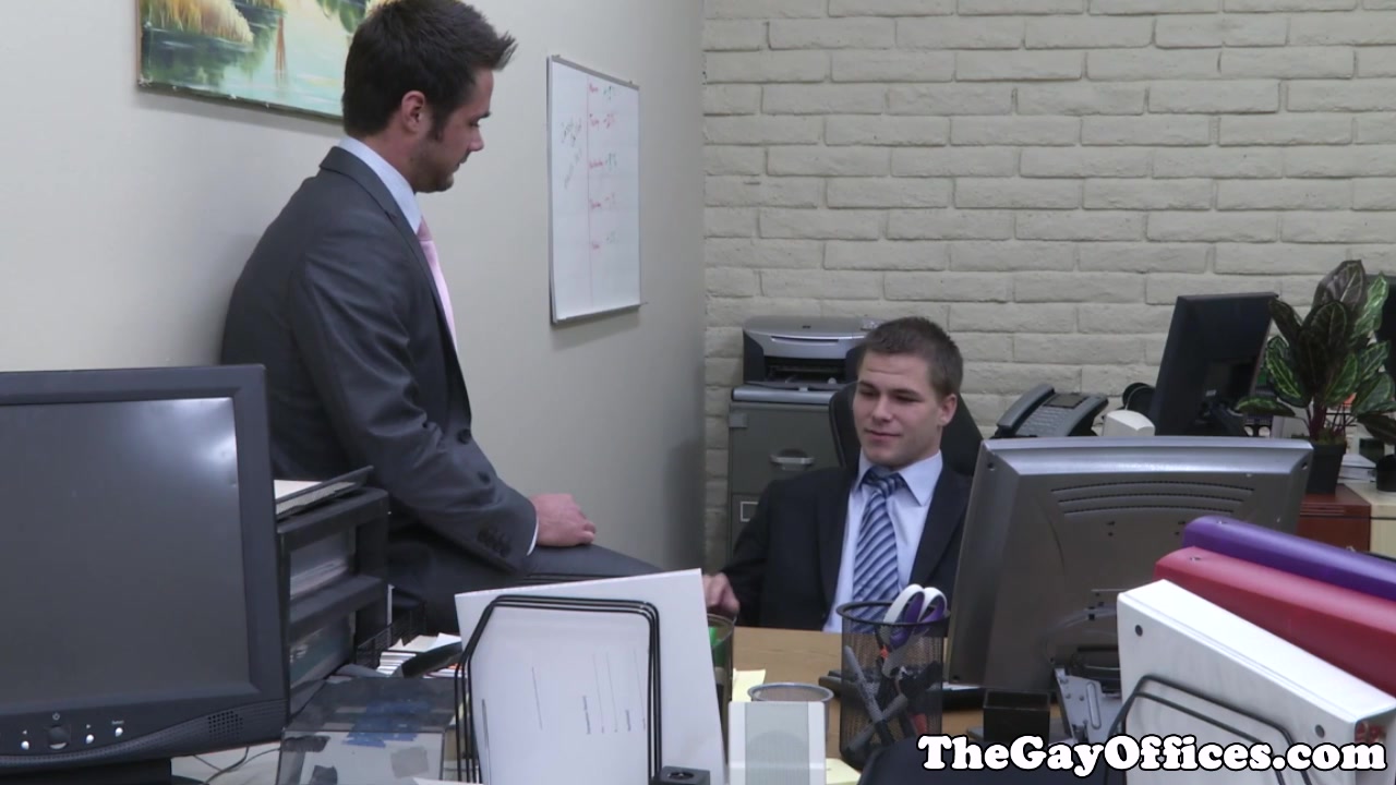 Officehunk assfucks receptionist over desk