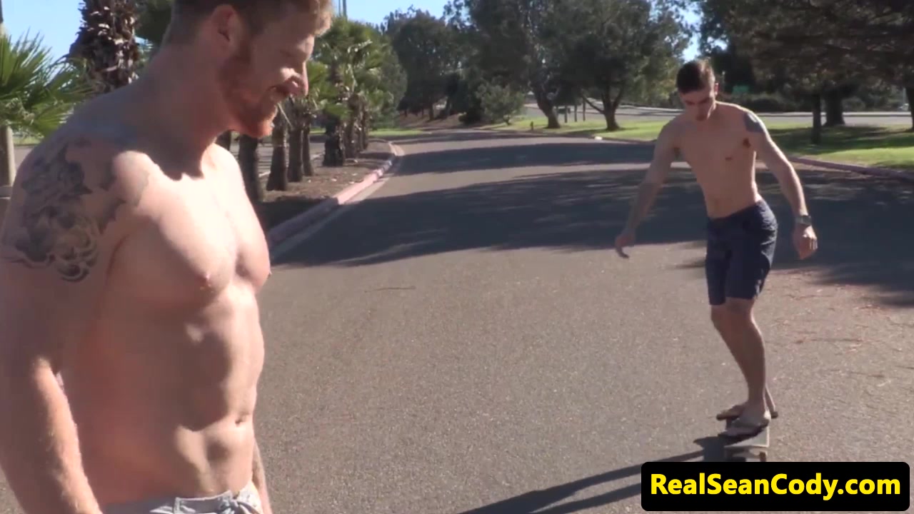 Hunky skater facializing twink dude