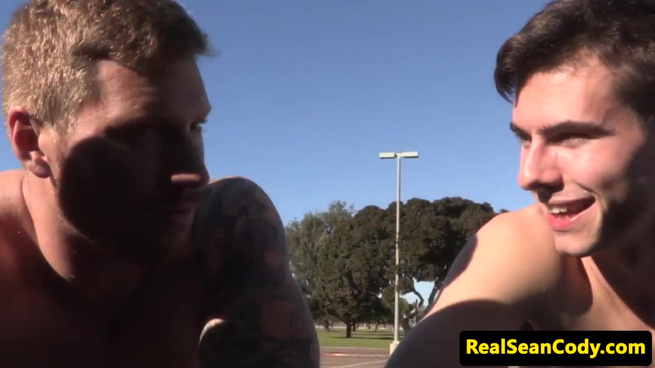 Hunky skater facializing twink dude