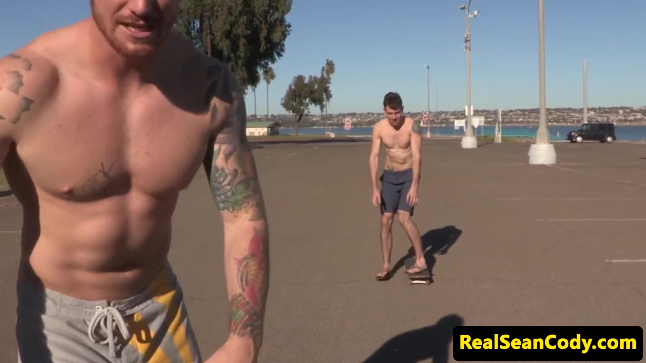Hunky skater facializing twink dude