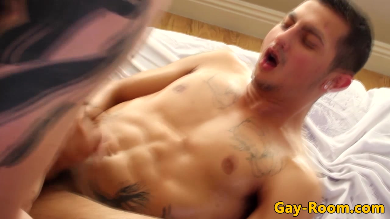 Ripped tattooed twink assdrilled after toy anal play