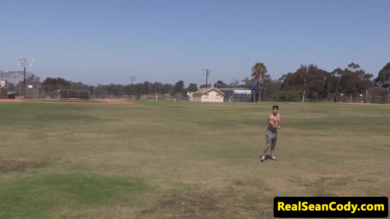 Solo muscle hunk blows his load after wanking