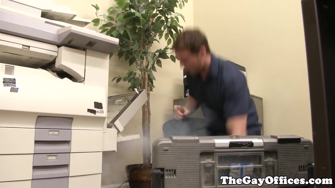 Gayoffice receptionist fucked by hunky mechanic