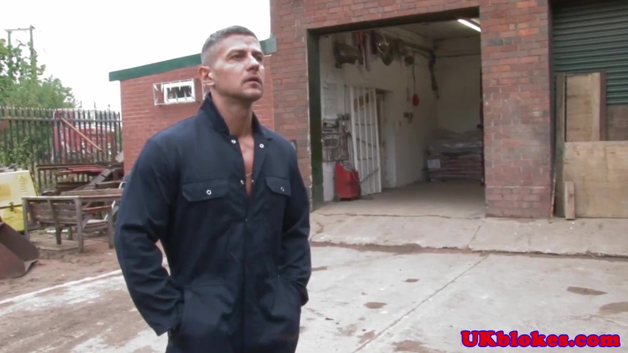 Gaysex UK stud pays debt with his tight ass