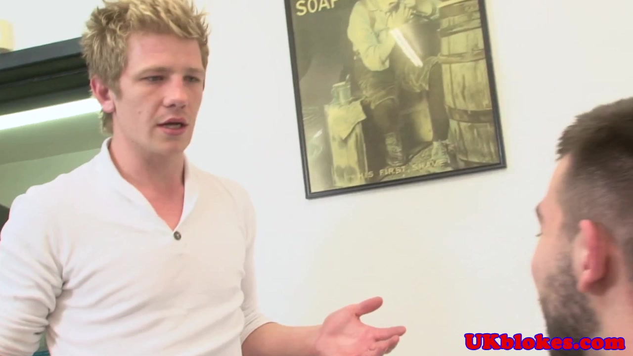 Athletic jock hairdresser pounded by stud
