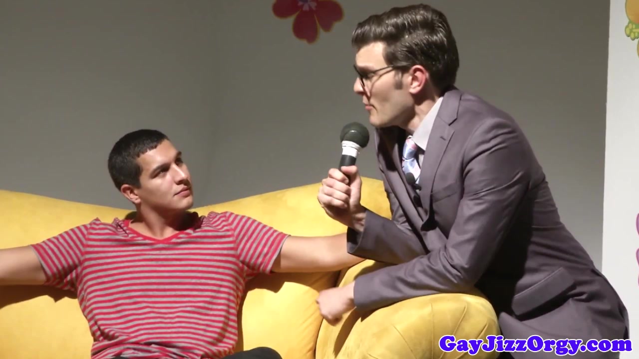 Orgy loving gay hunk gets tagteamed