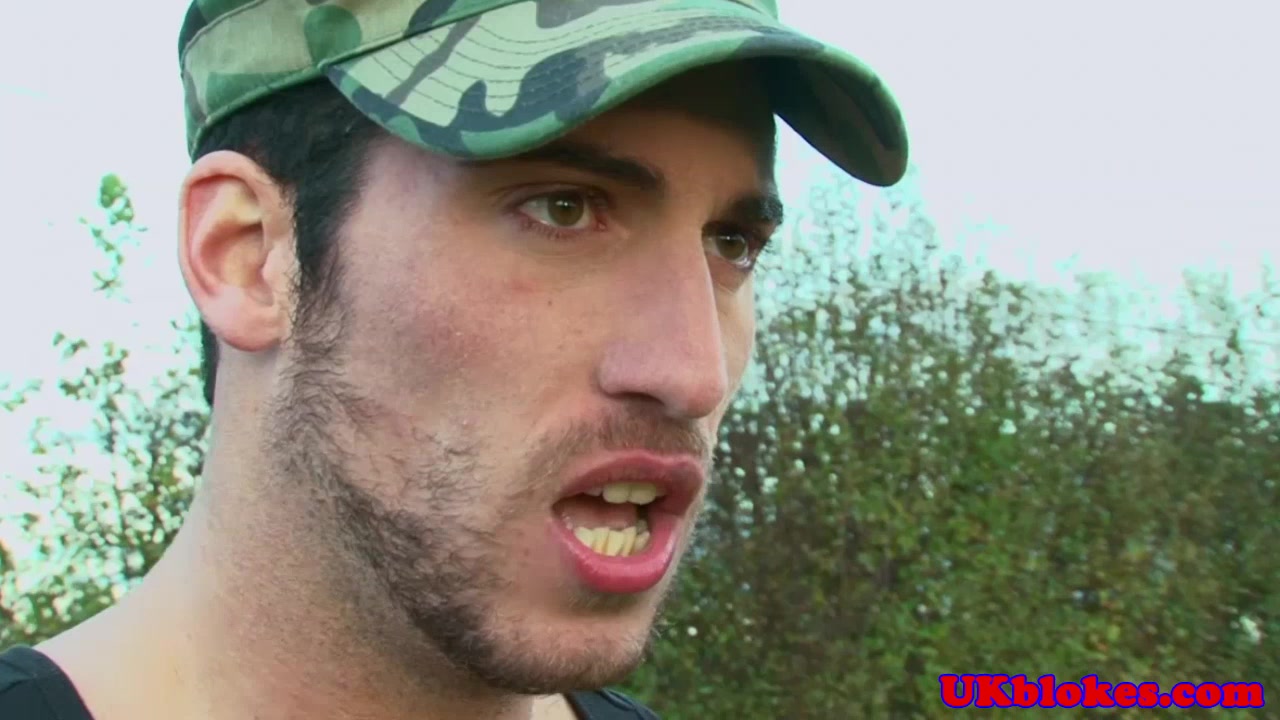 Brit jock in the shower gets facialized
