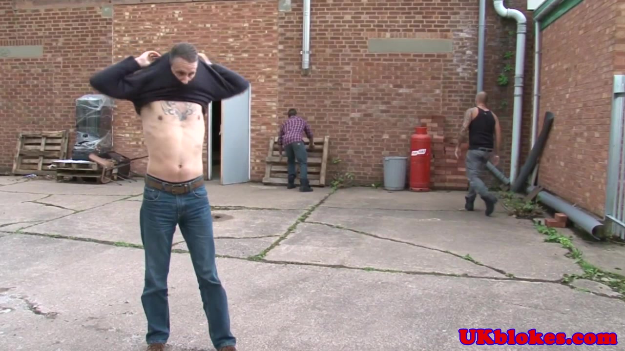 Brit workmen get some group action going
