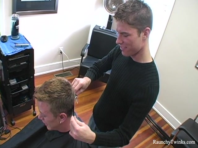 RaunchyTwinks Video: Naughty hairdresser gets blown