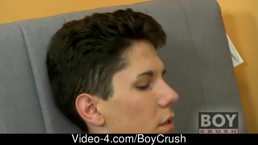 Braden Klien notices the fotos of hawt knobs on the wall and settles into the bed to jerk off