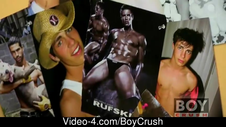 Braden Klien notices the fotos of hawt knobs on the wall and settles into the bed to jerk off
