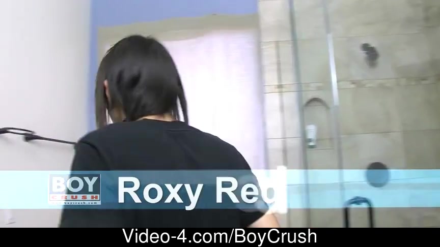Roxy Red acquires all soaked and soapy in the tub