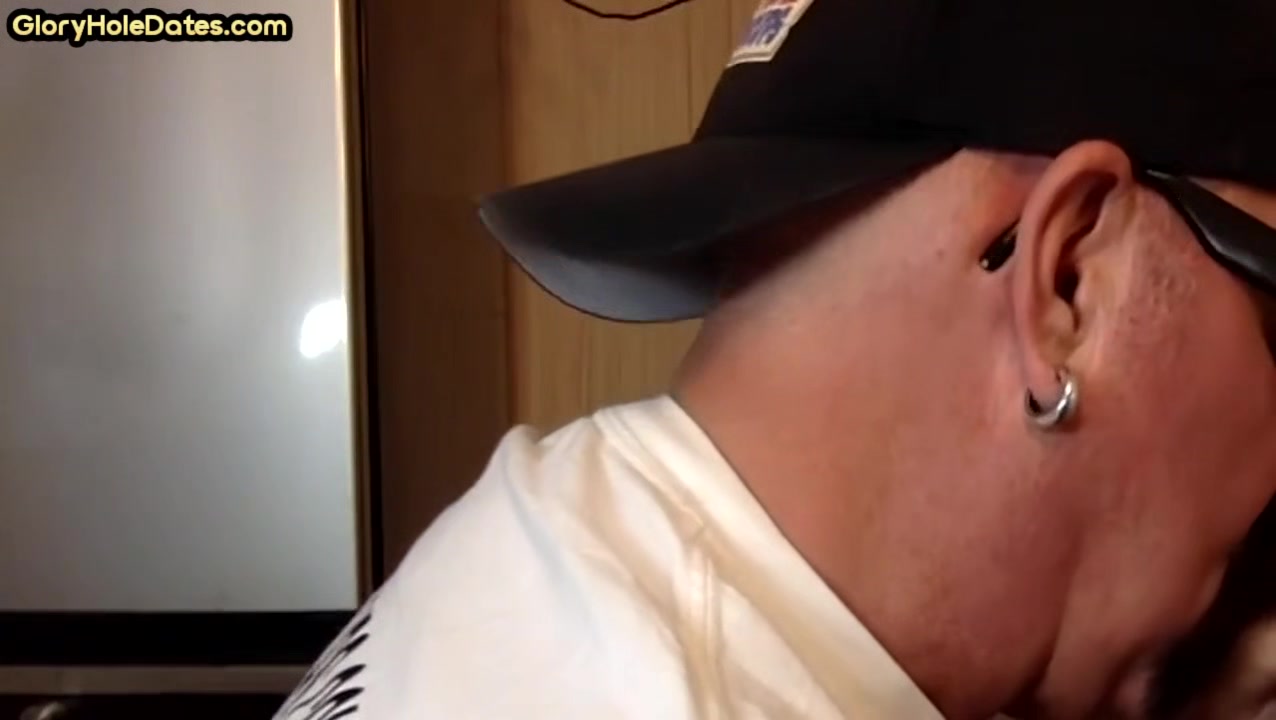Vintage gloryhole DILF sucks cock