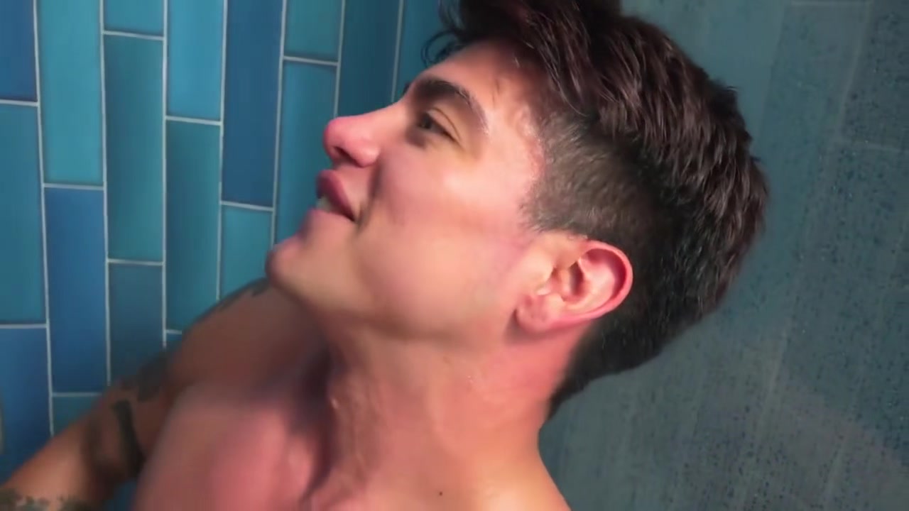 Harold Lopez Fucks Brando Arjona In The Shower