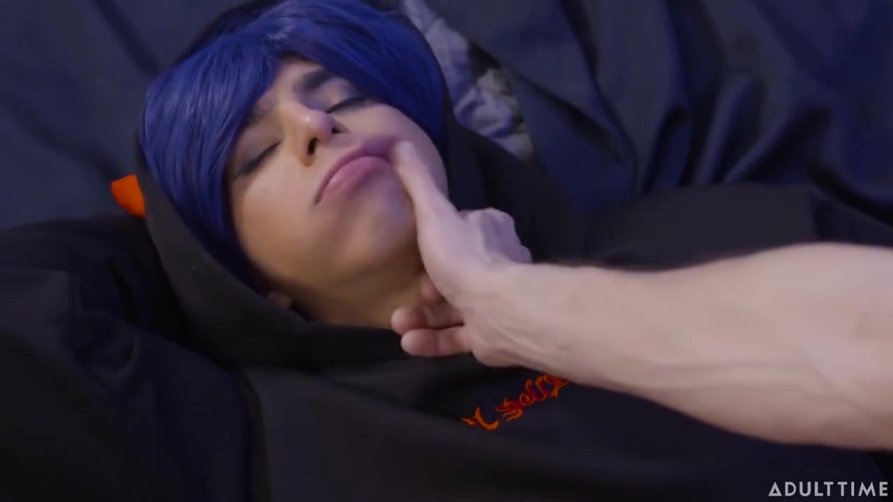 Barefoot Femboy Gives Boyfriend A Footjob Finish