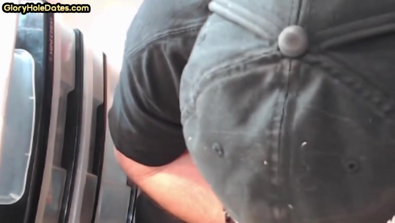 Bearded gloryhole DILF gives head