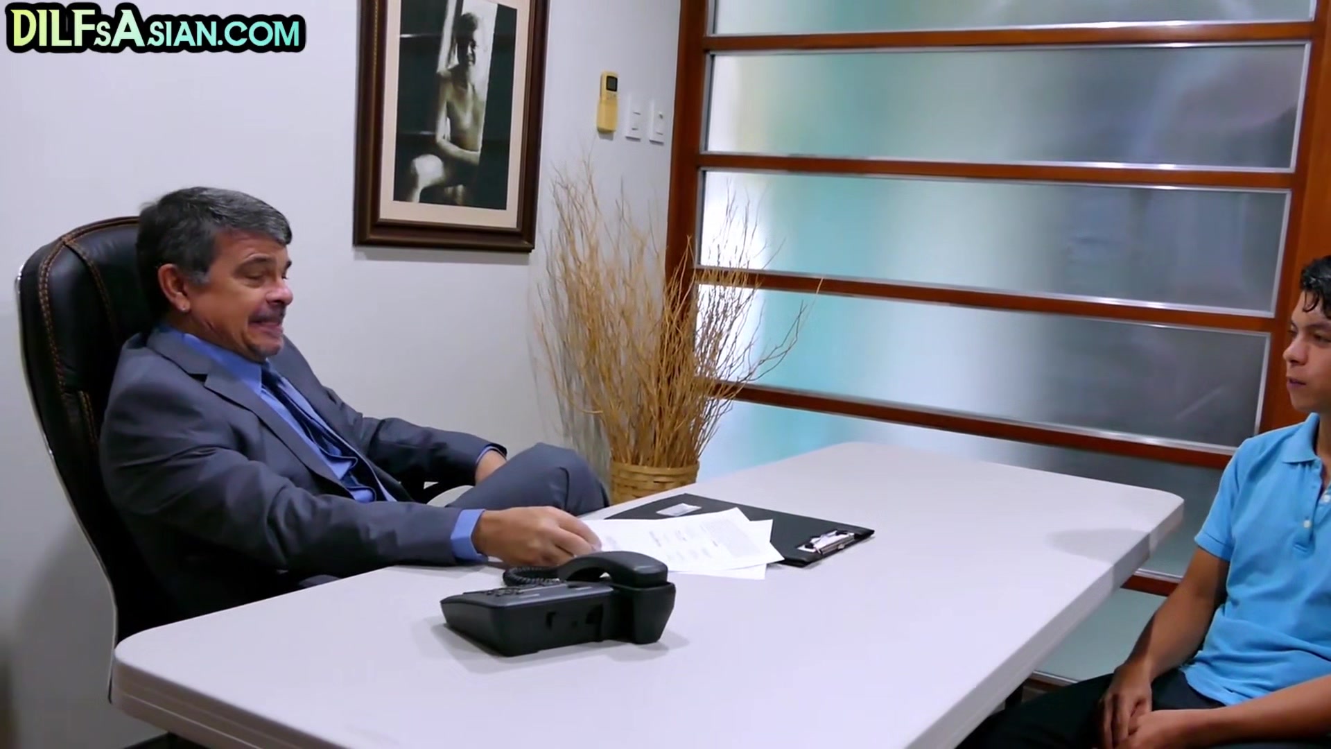 Office suit DILF spoiled by amateur twunk