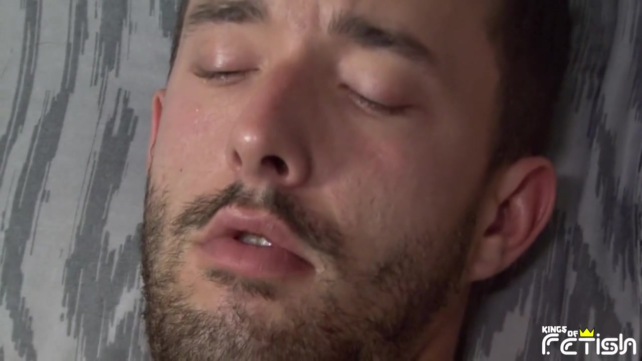 Horny blonde twink sucks deep his roomate big cock in the morning