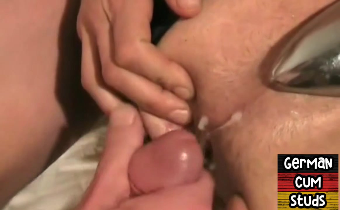 Jizzed German gay fucked in barebacking 3some at home