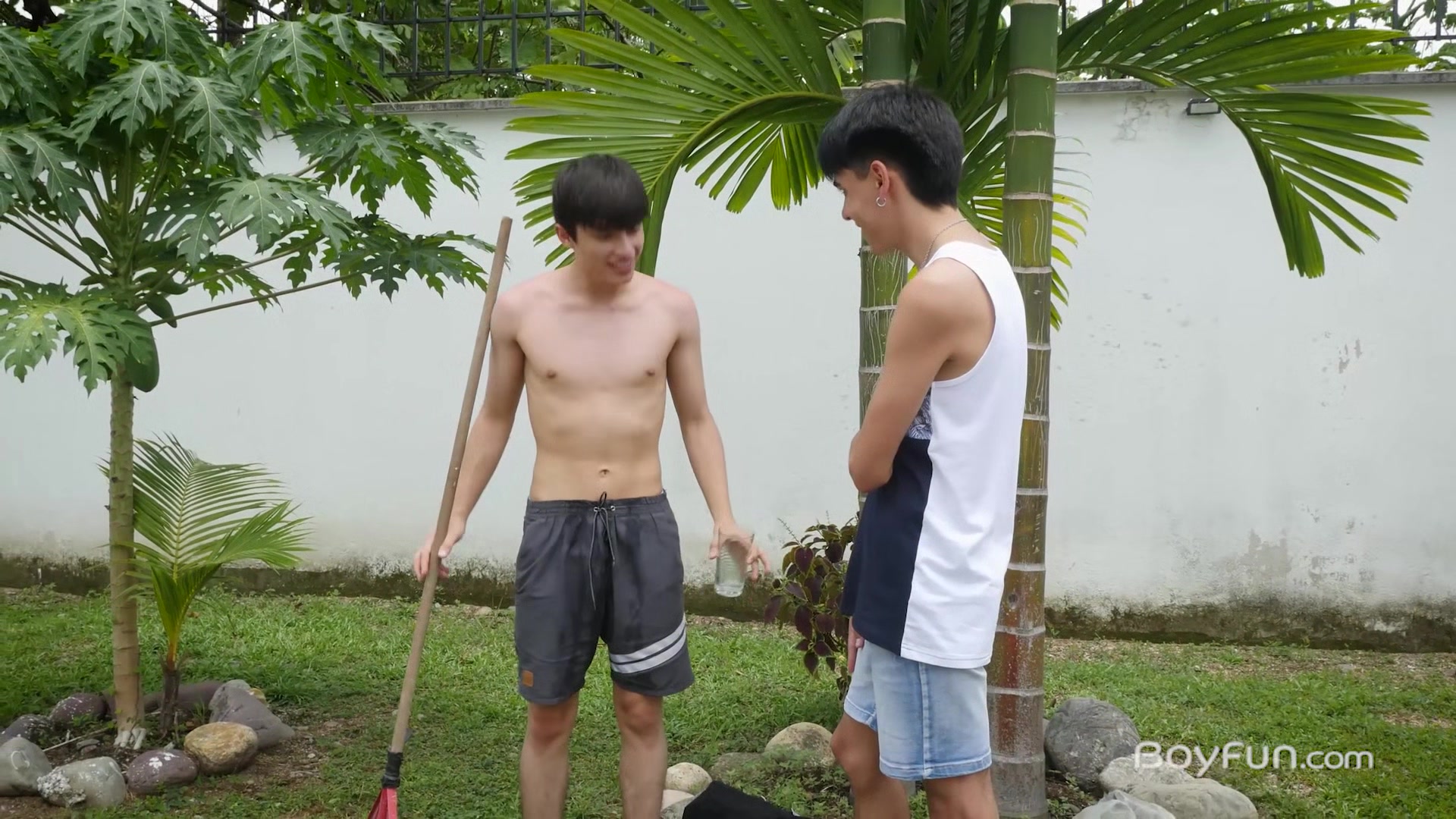 The Thirsty Gardner Gay Sex - BoyFun