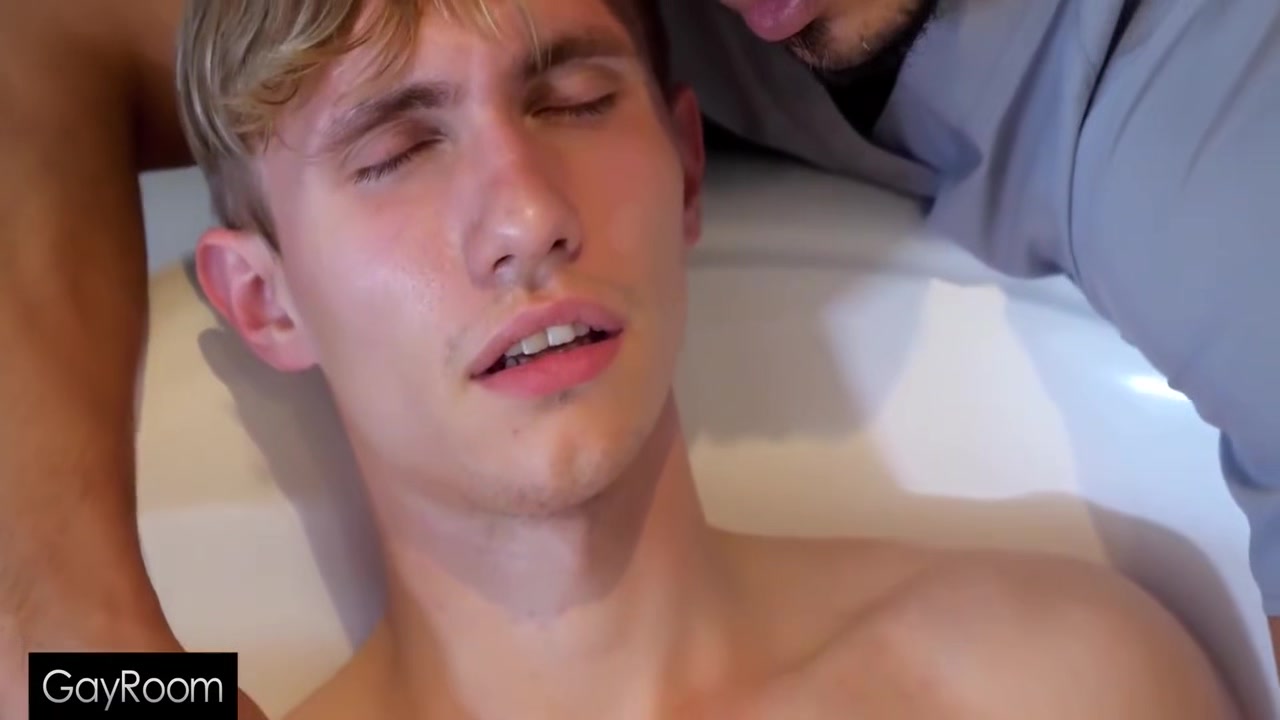Darron Bluu Gets A Cock Massage While Taking A Bath 19 M