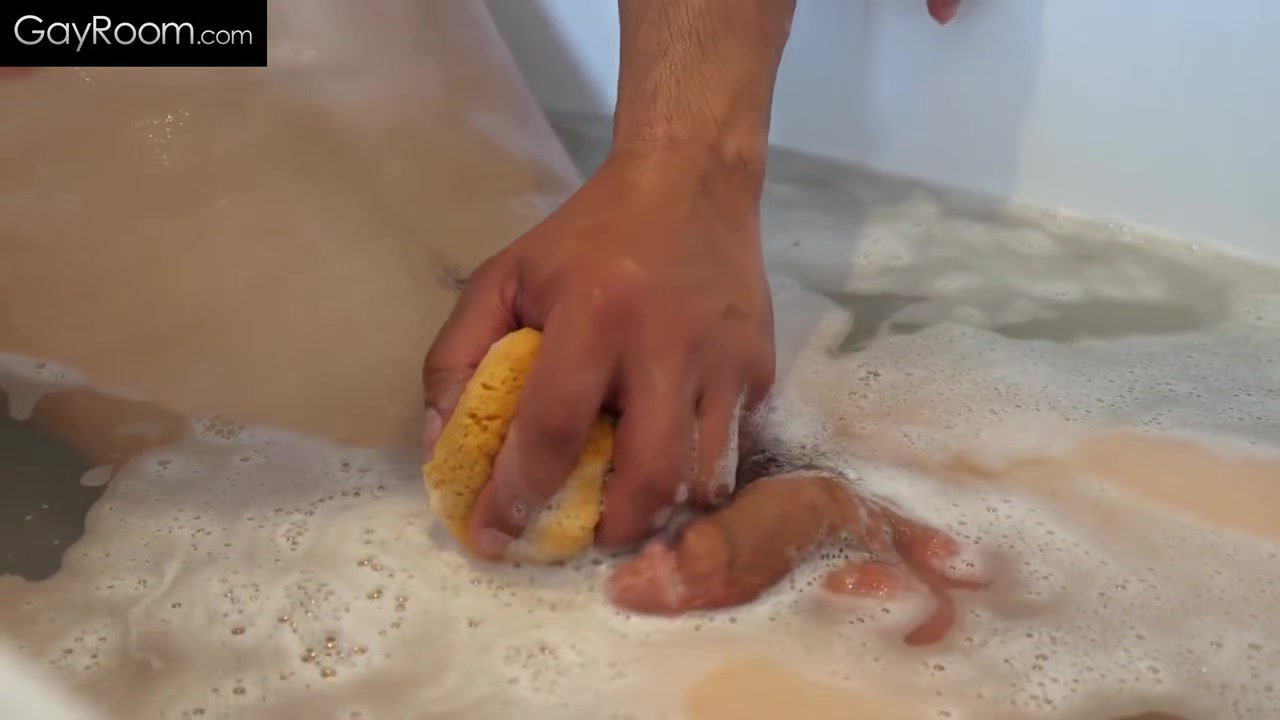 Darron Bluu Gets A Cock Massage While Taking A Bath