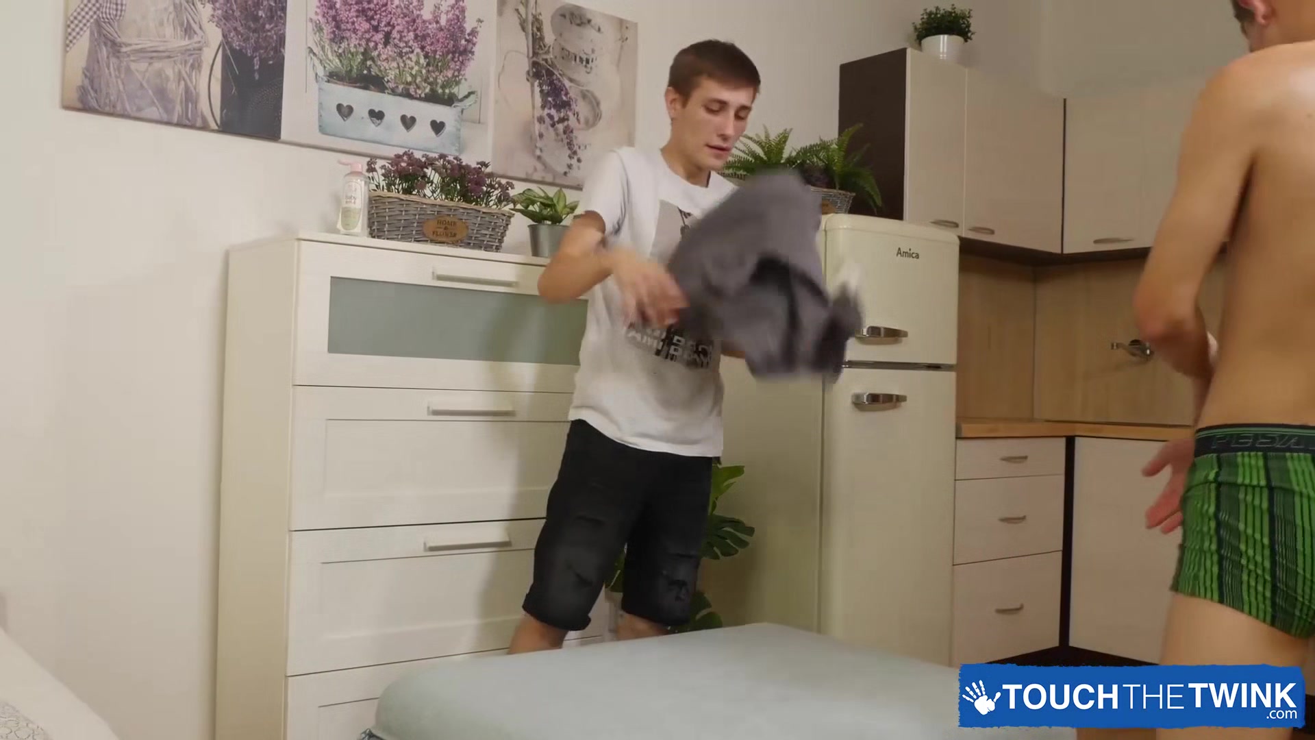Evan Novak And Ollie Barn Massage Turns Into Erotic Handjob