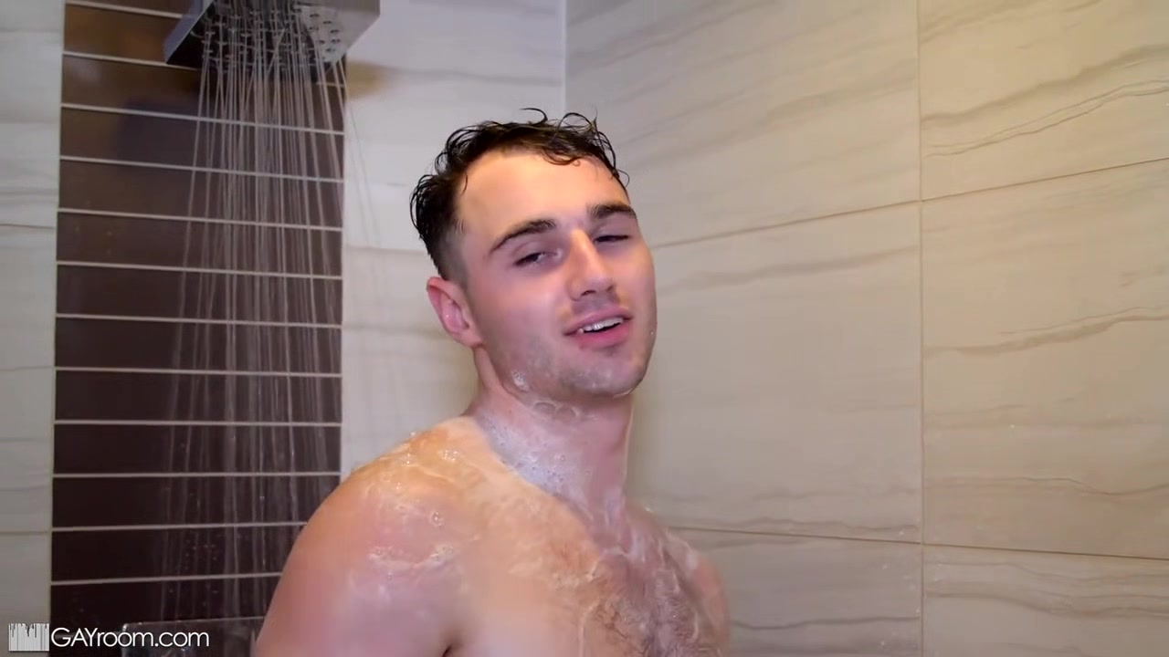 Michael Boston Spreads His Ass Wide In The Shower