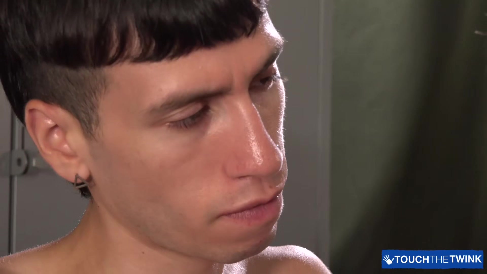 Teen Masseur Cesa Rose Offers Felix Bonnet Cock Massage