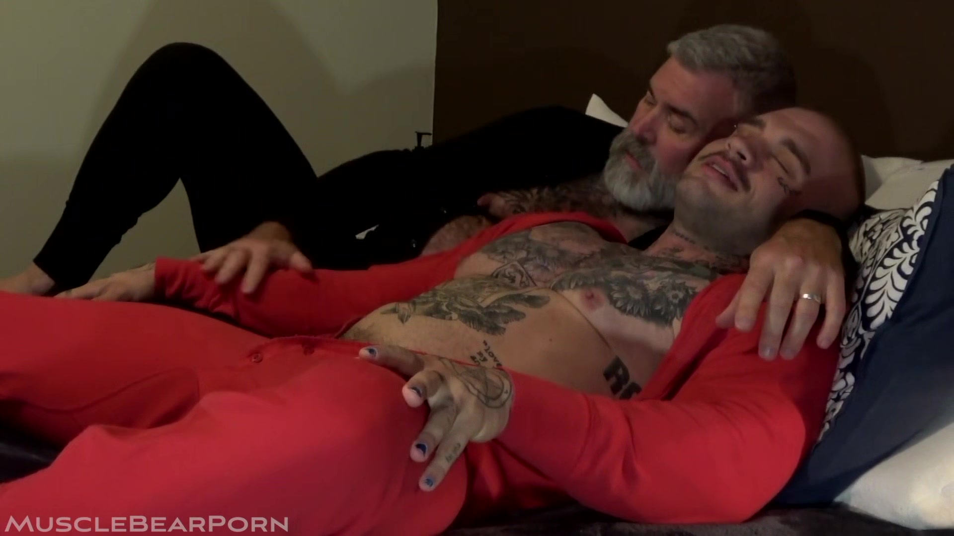 Bedtime Story - MuscleBearPorn
