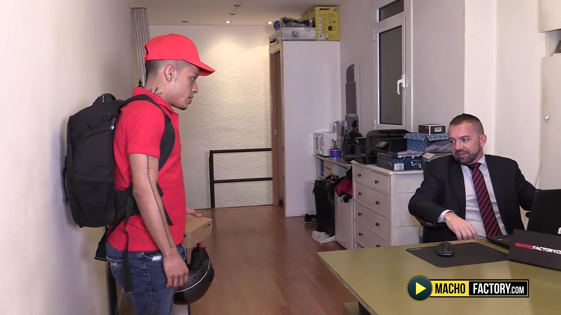 Sexy Leandro Cano Got Sucked While Doing Delivery