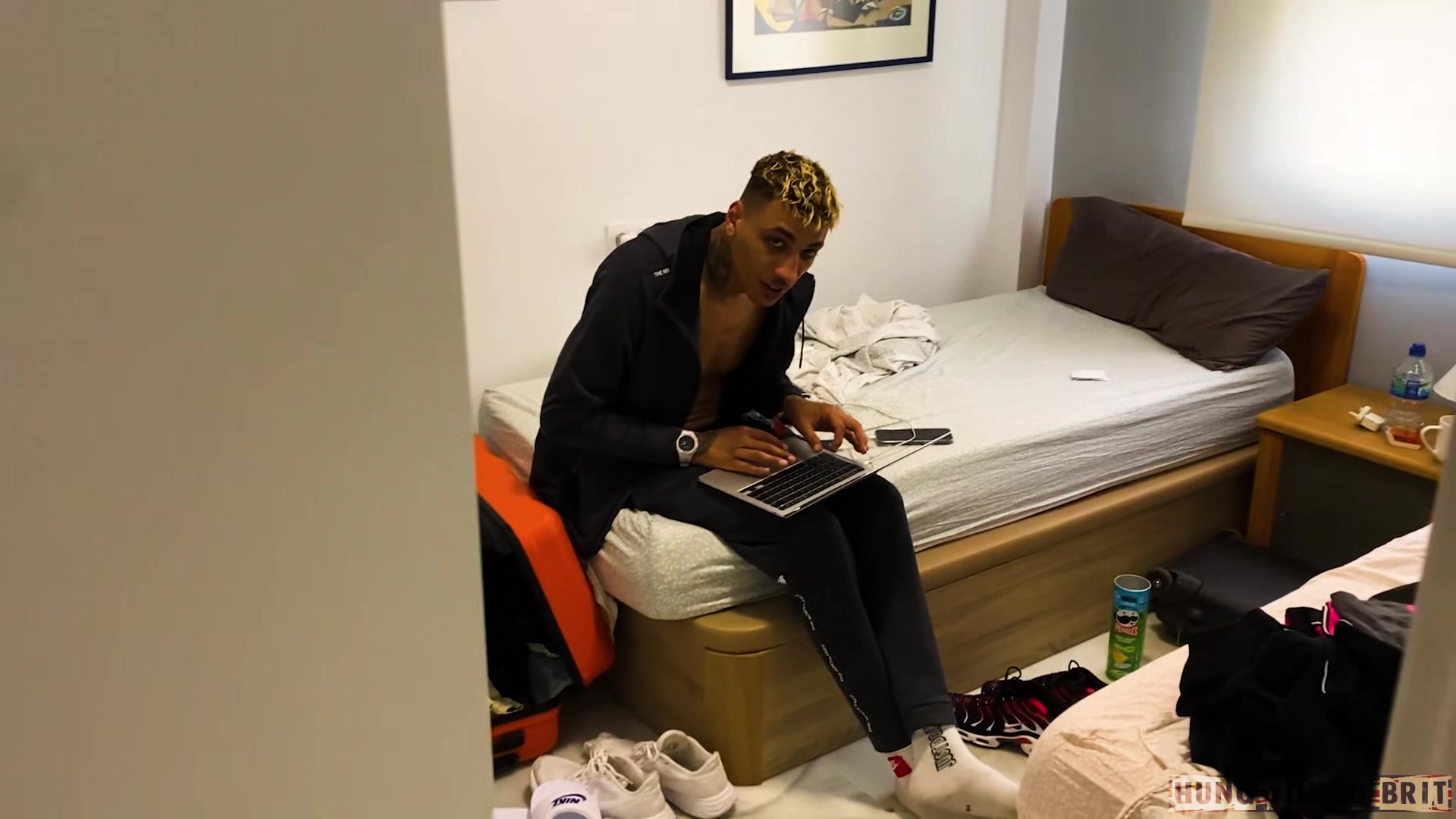 Condomless Quickie - HungYoungBrit