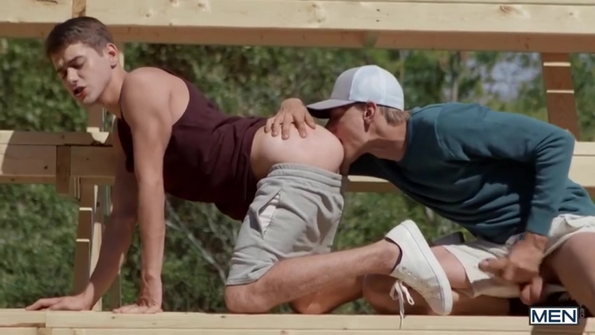 Naughty Twinks Have Raw Sex Outdoors