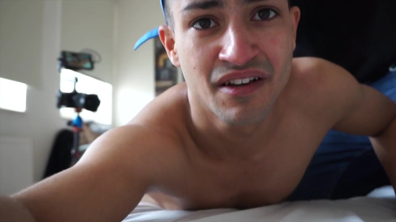 Muscle hunk humiliated over Pigboy's knee