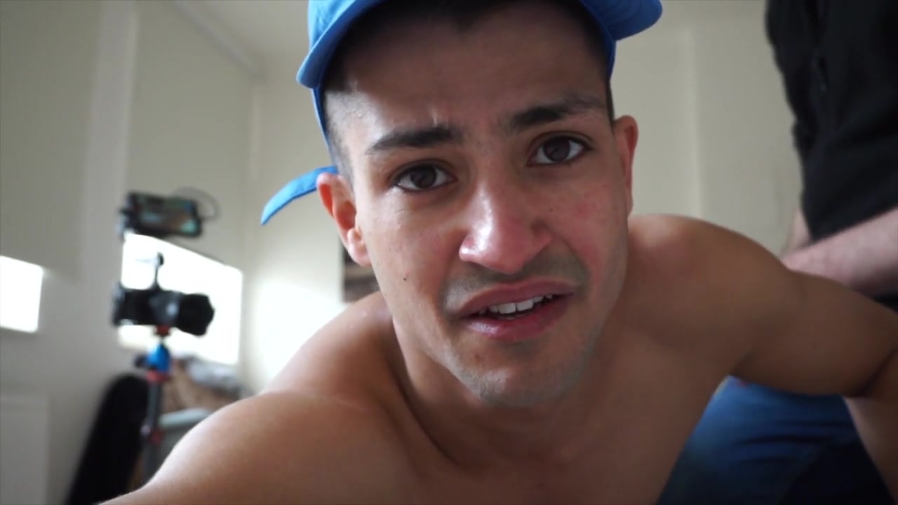 Muscle hunk humiliated over Pigboy's knee