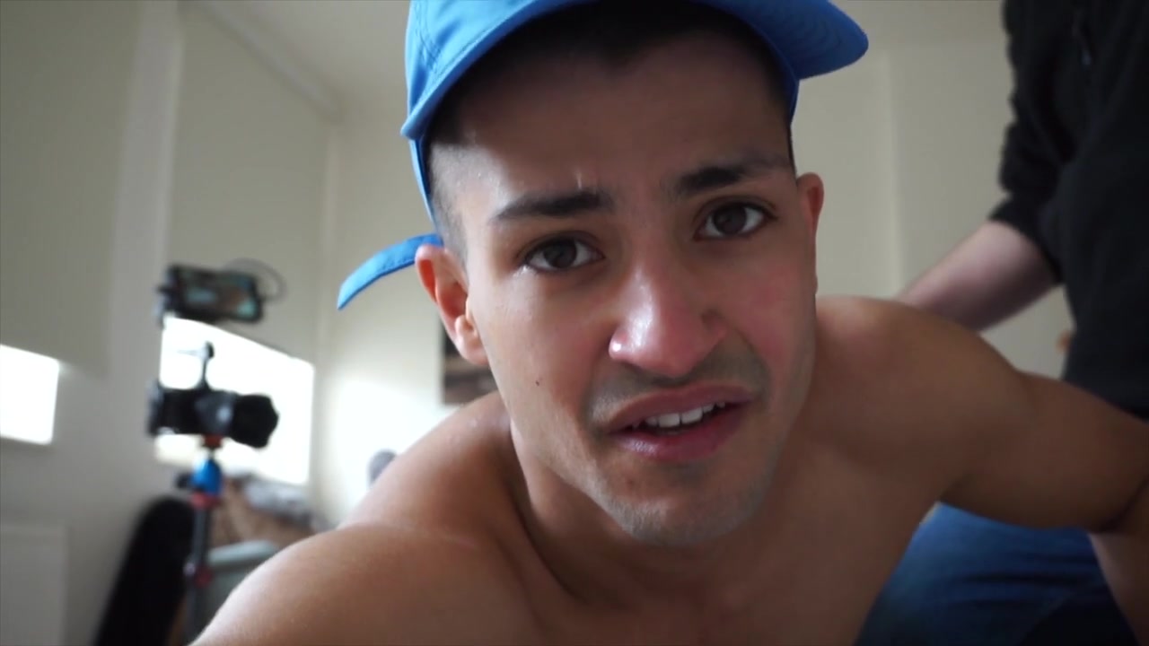 Muscle hunk humiliated over Pigboy's knee