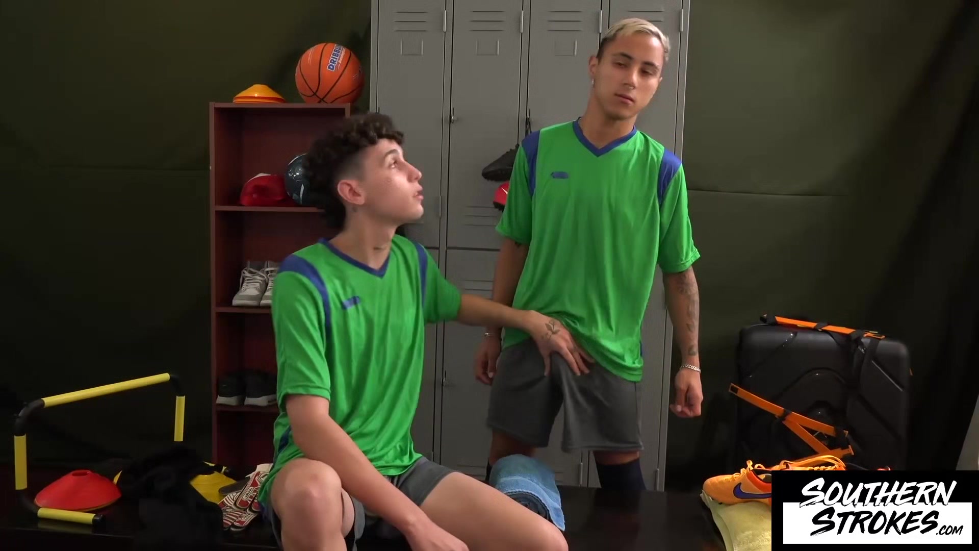 SOUTHERNSTROKES Gael Macias Fucks Lucas Andrade Tight Hole