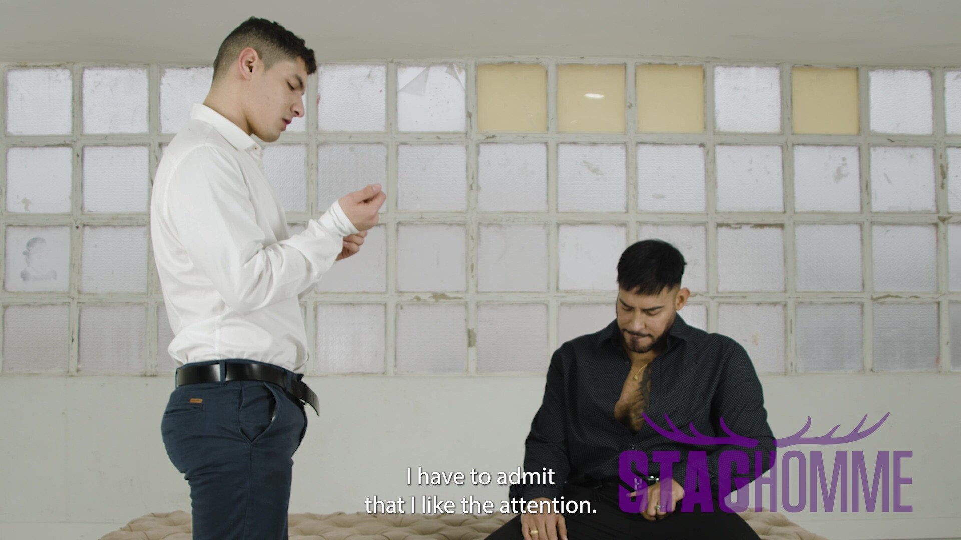 Staghomme Viktor Rom gets thick cock jerked off using bottom's feet