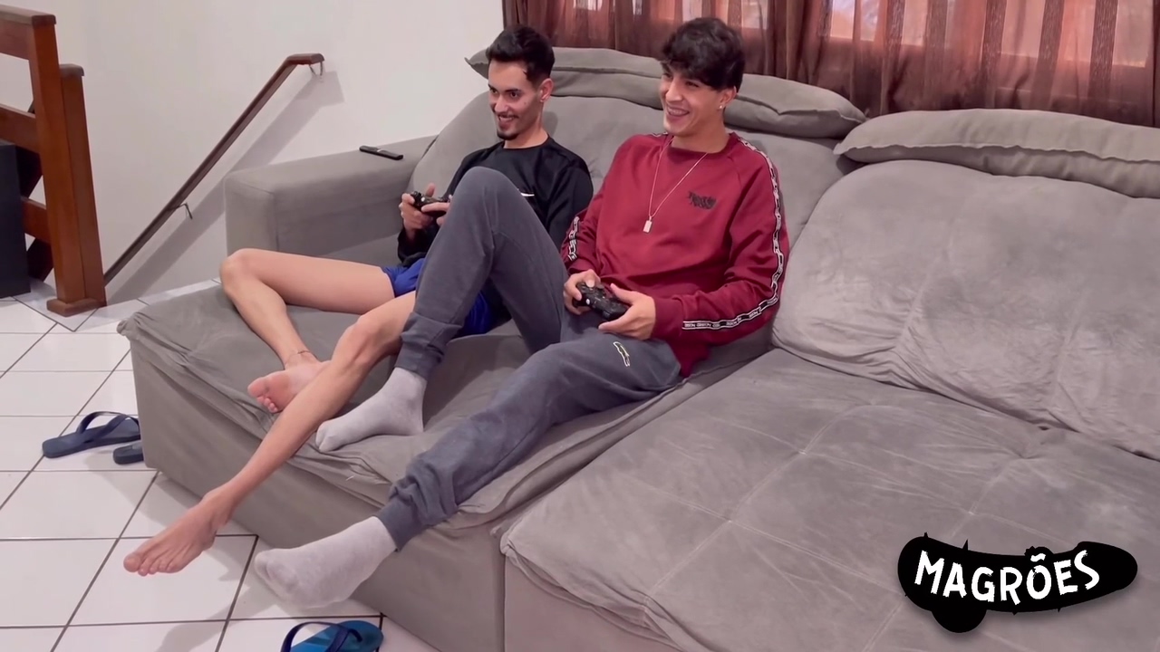 Ele Joga Video Game E Depois Come Os Cuzinhos Dos Parceiros 21 Min