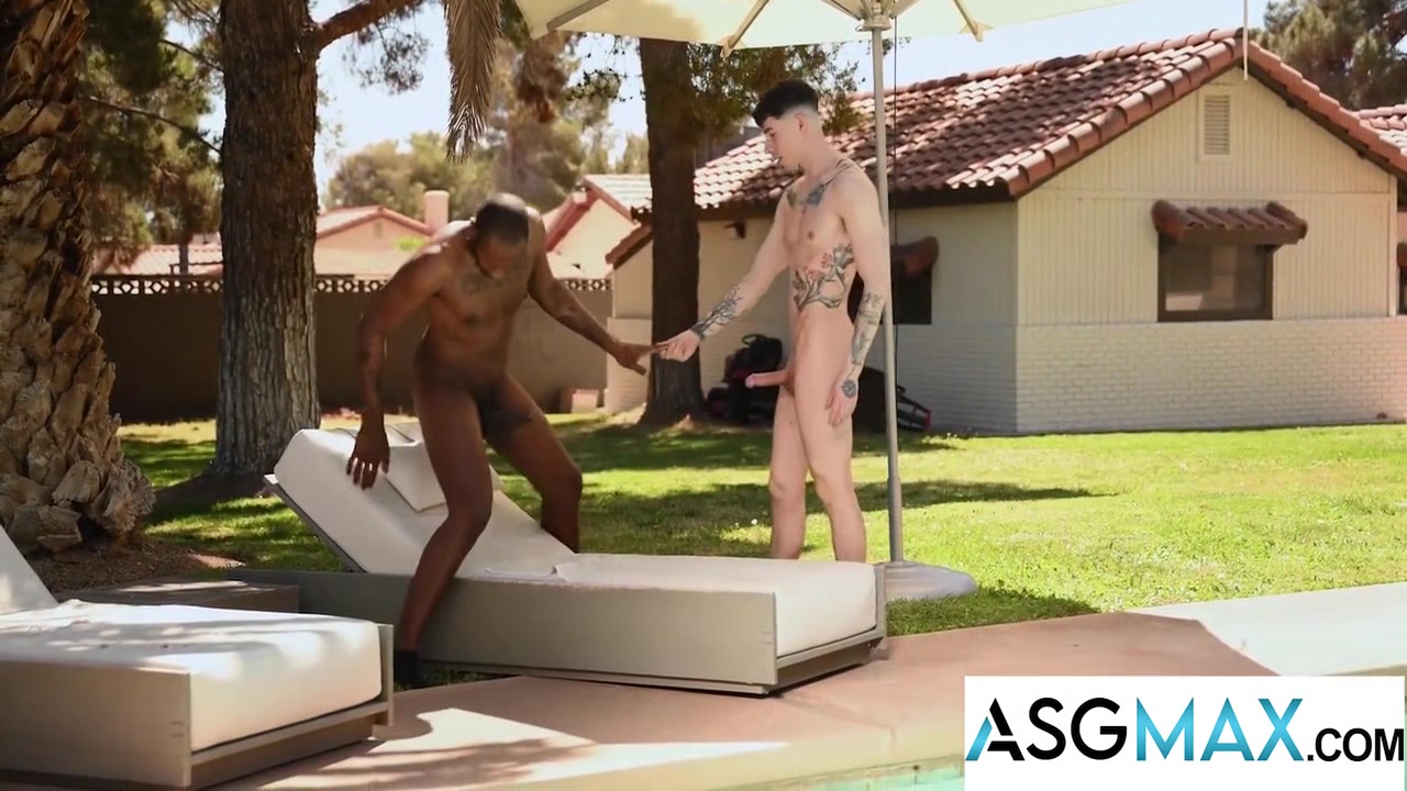 Hot Jock Pool Boy Gets Dickstracted & Sucks A Big Cock