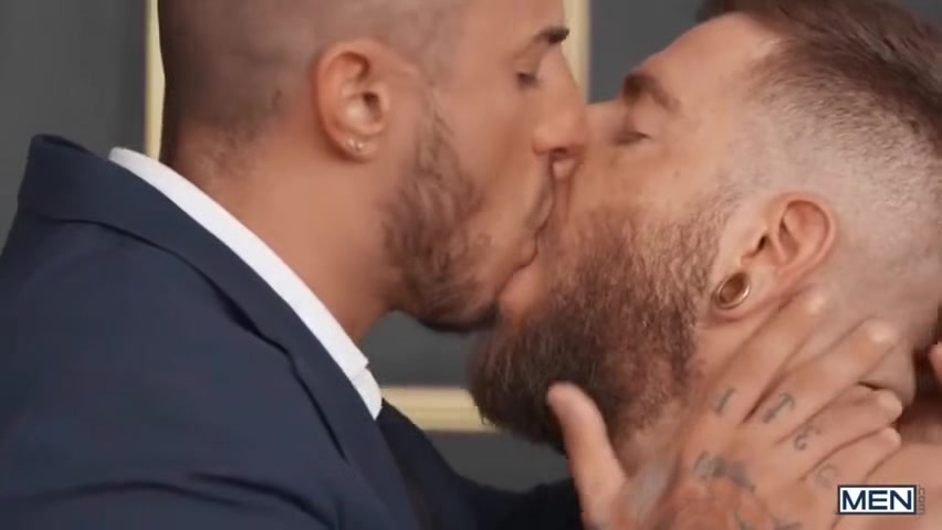 Encore Plus Excitant De Baiser Habille