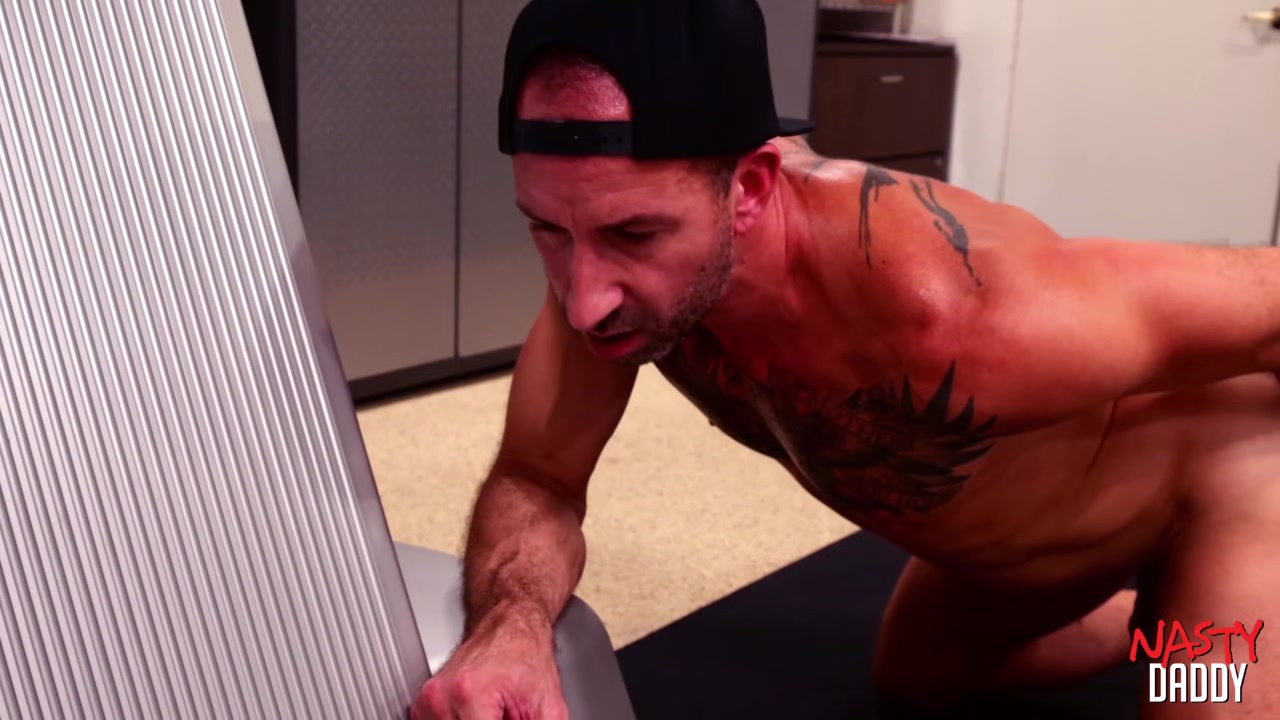 NASTYDADDY Muscled Colin McGregor Stretches His Ass With Toys