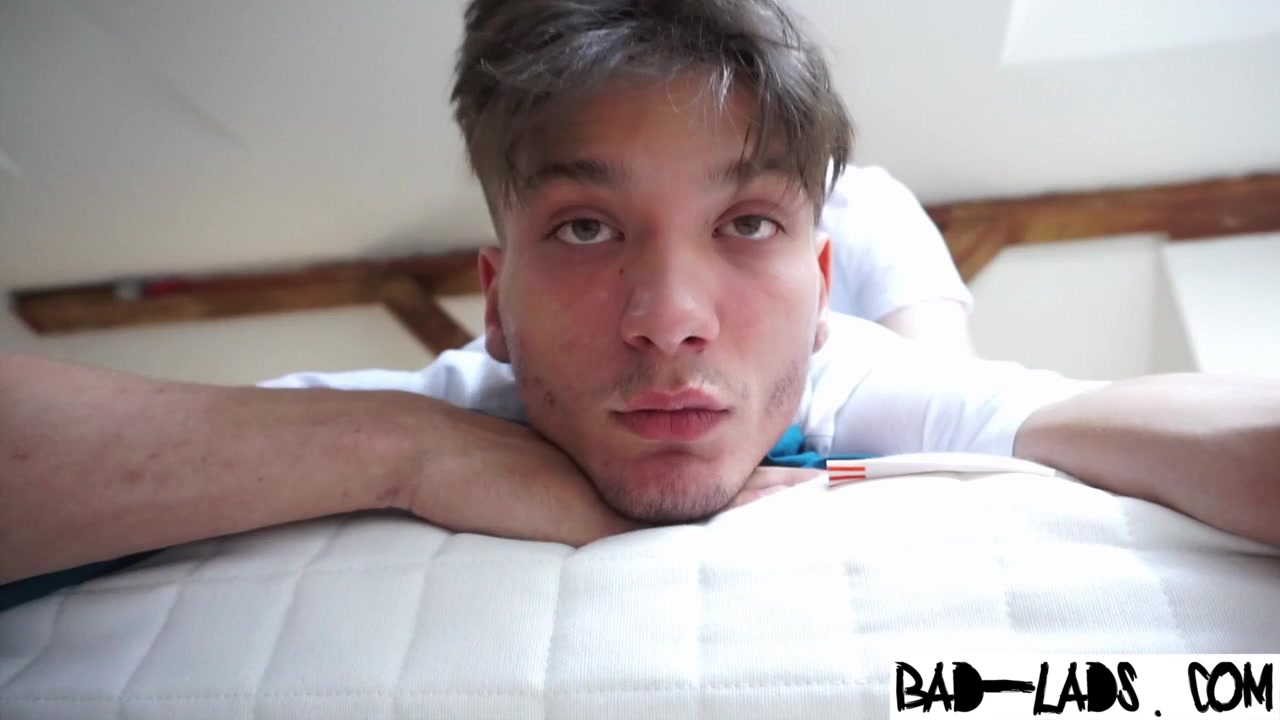 Bubble butt Ziggy shoot loads off Daddy spank vid